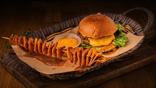 Smash burger med ost og sprø curly fries