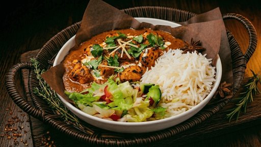 Butter chicken med basmatiris og frisk salat